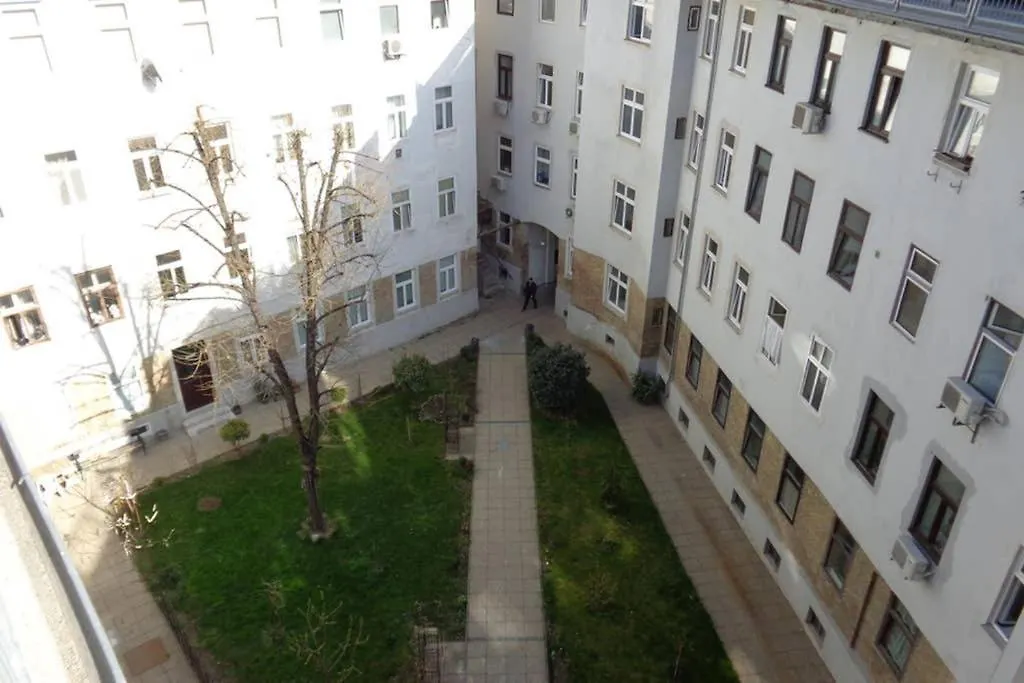 Schonbrunn Apartment Vienna