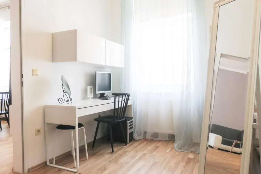 Schonbrunn Apartment Vienna